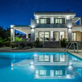 Johnny's White Luxury Villa, hotel in Tsilivi
