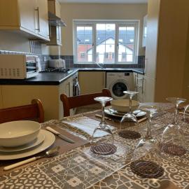 Large, 3 Floors, Sleeps 14, 3 Baths, View, Parking, Grimsby Cleethorpes、グリムズビーのホテル
