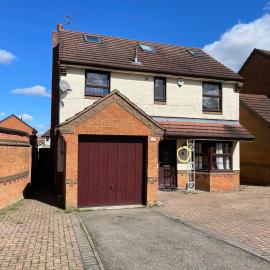 Large, 3 Floors, Sleeps 16, 4 Baths, 5 Parking, Semi rural Leicester、レスターのホテル