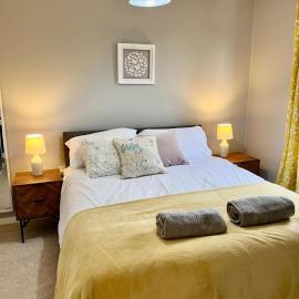Canada House - Sleeps 6 -3 King or 6 Single Ideal for contractors, hotel i Warrington