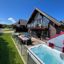 Lodge 27 - Resort & Spa - Pool - Private Hot Tub, hotel in Saint Columb Major