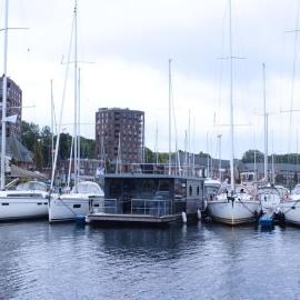 Hausboot Fjord Meeresbrise mit Dachterrasse in Flensburg – hotel w mieście Flensburg