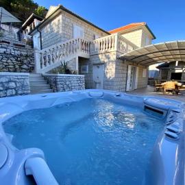 Villa FJERA - sea view, hot tubs, terrace, BBQ, hotel en Pučišća