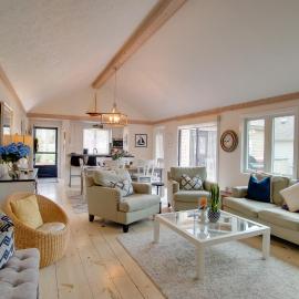 2 Mi to Beach: Charming Cape Cod Home w/ Patio!, hotel sa Mashpee