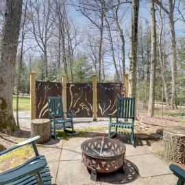 Pool Access: Pet-Friendly Pennsylvania Cabin!, hotel a Laughlintown