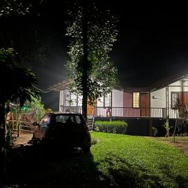 Standard family hut, hotel u gradu Tariyod