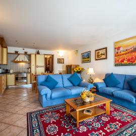 Apartment with bicycle storage in Dongo - Larihome A24, hotel em Dongo