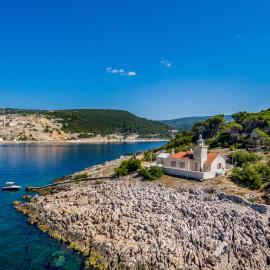 St. Nicholas lighthouse - island of Brač, hotel di Pucisca