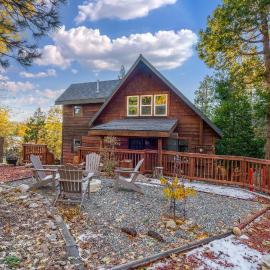 Cozy Cabin Retreat with Hot Tub-Fire Pit-AC-Games-EV-BBQ, hotell sihtkohas Lake Arrowhead