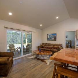 Cozy Cub Cabin, brand new home near Yosemite: Mariposa şehrinde bir otel