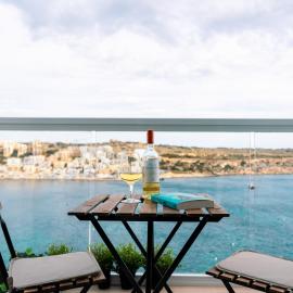 Seashore Stays - Stunning apartments right by the sea, hotel in St. Paul's Bay