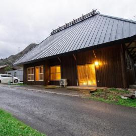 予約制薪割りBBQ可能! 青の洞門から車で15分 l 四季折々の自然が楽しめる農泊古民家 鍋屋, viešbutis mieste Sugihata