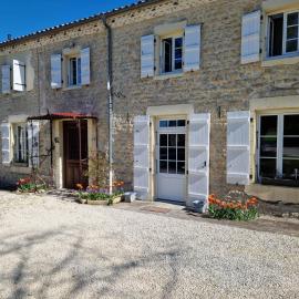 ESCALE AU CLOS SAINT MARTIN DE JUILLERS Gîtes et Chambres d'hôtes, hotell i Saint-Martin-de-Juillers