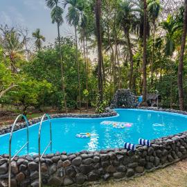 SaffronStays Chikoo Wadi- 3BDR Pet-friendly Villa with Pool in Boisar, hotel v mestu Boisar