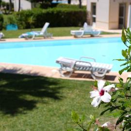 Spacious Portuguese flat with pool next to beach, Hotel in Alvor