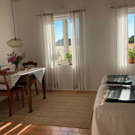 Förtjusande gästsvit med öppen spis, hótel í Höör