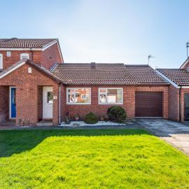 14 Acomb Wood Drive · Peaceful 2-Bed Home in York with Free Parking - Pass the Keys