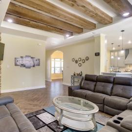 Chic Texas Abode w/ Patio & Fenced-In Yard!, хотел в Томбол