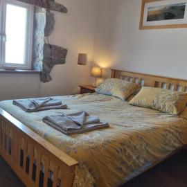 Family stay by the beach، فندق في Chwilog