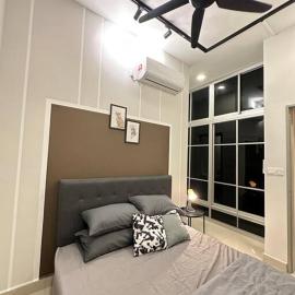 Cozy 2 BR Apartment w/ Pool Gym Wi-Fi & Work Space, отель в городе Кланг
