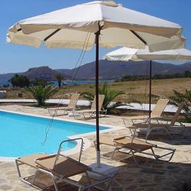 Studio at beautiful beach Kouremenos、Anevatóのホテル