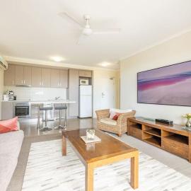 Seasalt Airlie Best location 1bed apt Private SPA Unit 4 - located within "Airlie Central Apartments"