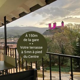 AUX 4 LOGIS - Studio Le Roof - Une vue splendide - Petit déjeuner offert 1ère nuit, hotel em Foix