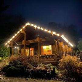 Solid Log Cabin With Private Hot Tub - Oak, hotel in Aymestrey