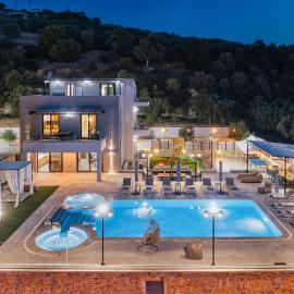Luxurious Villa Mare - With 150m Pool، فندق في Roumelí