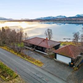 Viesnīca Hus med egen strandlinje Trumsē