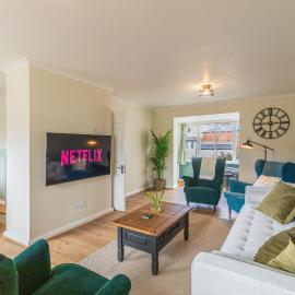 4 Bed City House with Private Garden and Parking, hotel in Winchester