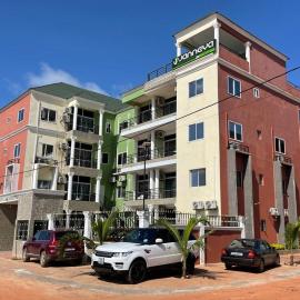 Janneya Apartments Dalaba Estate, hótel í Sukuta