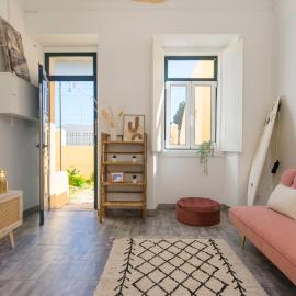 Cozy Apartment with Patio near Carcavelos Beach, hótel í Carcavelos