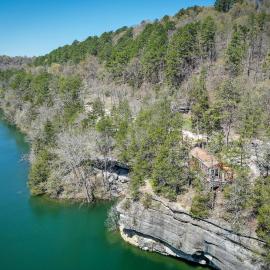Cliffside Eureka Springs Cabin w/ Beaver Lake View, hotel in Eureka Springs