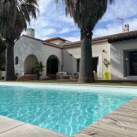 Villa avec magnifique piscine et grand jardin, à 2 pas du golf et de la plage