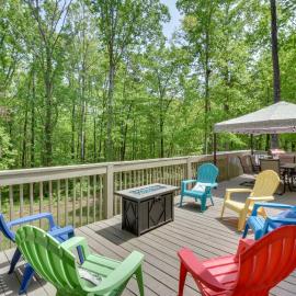 ‘The Lake Place’ Cabin w/ Golf Cart & Free Kayaks!, hotel em Lavonia