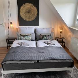 Apartment 1 - Modernes Dachgeschoss-Studio in Duisburg Meiderich, 4,7 km Hbf, U-Bahn 250m, Flughafen Düsseldorf 28 km, Landschaftspark 2,9 km, hotel u gradu Duizburg