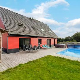 Gorgeous Home In Saint-Denoeux With Sauna、Saint-Denoeuxのホテル