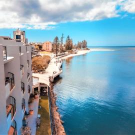 La Promenade Absolute Waterfront Apartments, viešbutis mieste Kalaundra