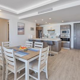 Brand New Contemporary 1 Bed Oceanfront Condo at Encantame Towers Verano E1203, hotel v destinácii Playa Encanto