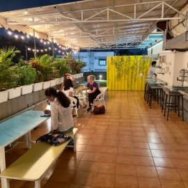 Locomo Hostel OG - Stay Work Eat: Mumbai şehrinde bir otel