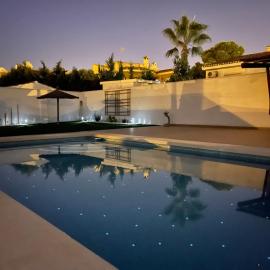 CHALET CON PISCINA PRIVADA, hotel u gradu Torevjeha