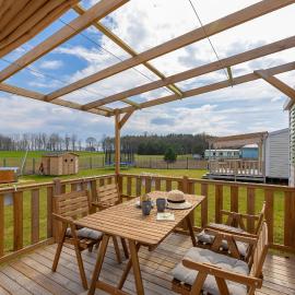 Domki Wakacyjne "Wolności" - Grill, Relax w Balii z Jacuzzi & Taras by Noclegi Renters, hotel in Kołczewo