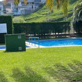 Piscina comunitaria y parking en Mogro、モグロのホテル