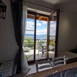 Apartmán s terasou a výhledem na jezero Lipno, hotel in Kovářov