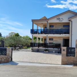 VILLA APARTMENTS FILIP with swimming pool