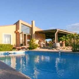 Hill-top haven with private pool and endless views, hotel a Belvézet