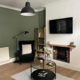 Hoole House- Recently decorated, bright and modern 2 bedroom house, close to Chester train station and the City Centre, hotel in Chester