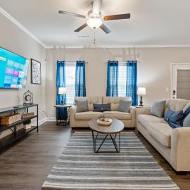 Modern 3BR Home Near I-85, Dining and River Trails, hotel in Norcross
