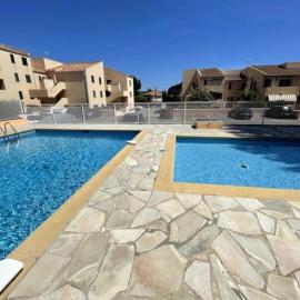 studio avec terrasse et piscine